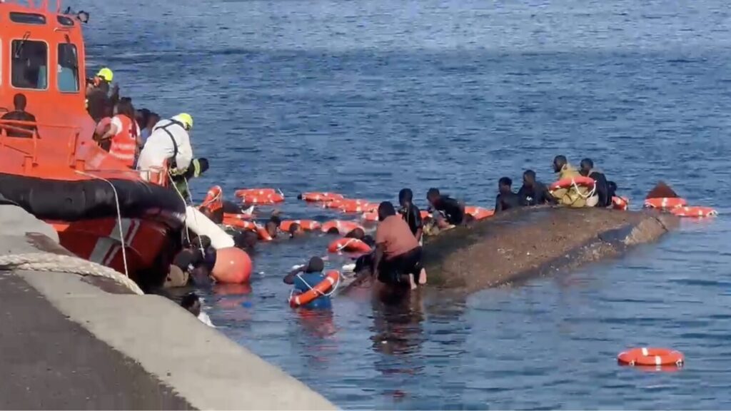 Una patera con más de 160 migrantes a bordo vuelca en el muelle de La Restinga, El Hierro / Derechos de autor y propiedad de la foto: RTVC.
