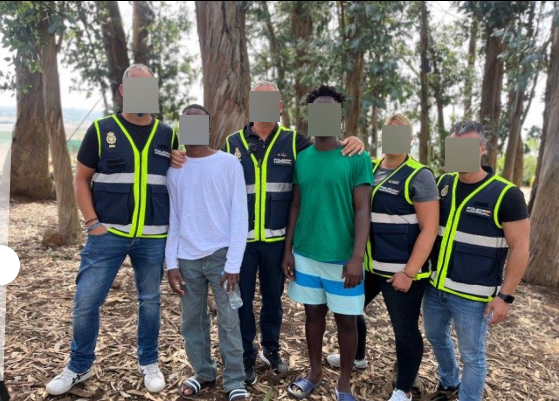 Policías y supervivientes del cayuco que naufragó en El Hierro se encuentran para "cerrar el círculo" (Publicado en la red social X por sus protagonistas)