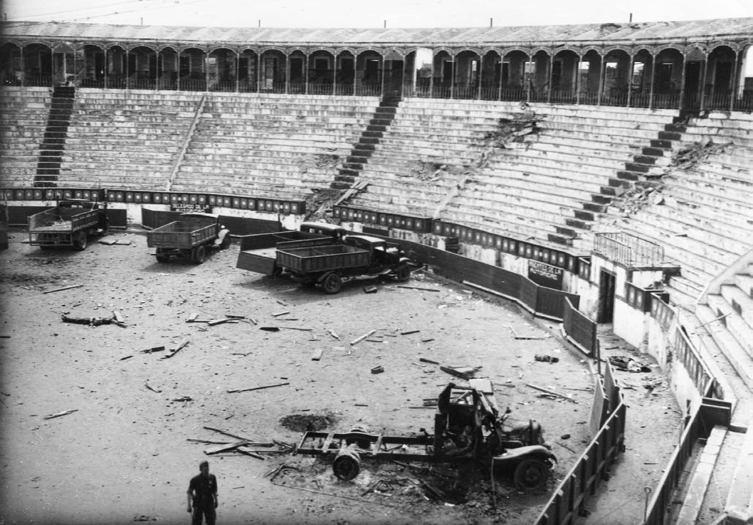 Estado de la plaza de toros de Badajoz el dia 15 de agosto de 1936 y (publicada en el lisboeta Diário de Noticias el 17 de ese mes). Según la propaganda, en ese día se produjeron miles de fusilamientos con un tendido repleto de público. La realidad es otra, es la imagen gráfica de la crónica que firmó ese día el portugués Mario Neves: «Nos dirigimos en seguida a la plaza de toros, donde se concentraban los camiones de las milicias populares, muchos de ellos están destruidos (.) este lugar ha sido bombardeado varias veces: sobre la arena se ven algunos cadáveres (...) todavía hay, aquí y allá, algunas bombas que no han explotado, lo que hace difícil una visita pormenorizada». [Foto y texto propiedad de chdetrujillo.com, pulsa para visitar su enriquecedor estudio]